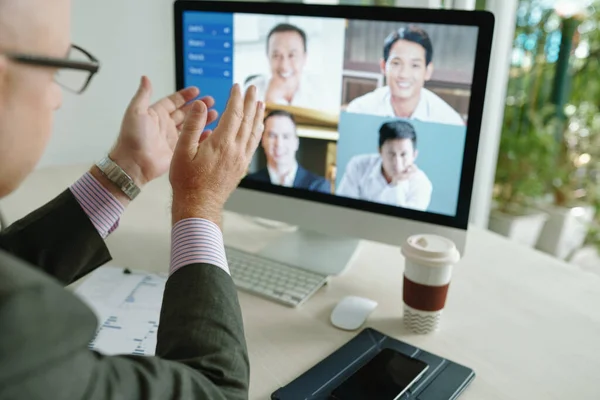 Sopra Spalla Vista Uomo Affari Gesticolando Mani Spiegando Strategia Colleghi — Foto Stock