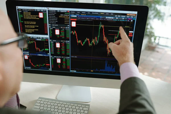 Shoulder View Stock Market Analyst Pointing Computer Monitor While Working — Stock Photo, Image