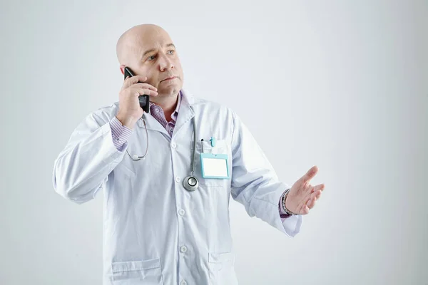 Poważny Zaniepokojony Dojrzały Lekarz Kaukaski Fartuchu Laboratoryjnym Stojący Białym Tle — Zdjęcie stockowe