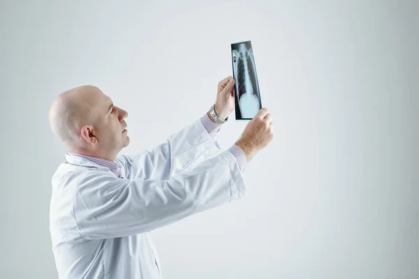 Radiologista Careca Concentrado Casaco Branco Contra Fundo Cinza Visualização Imagem — Fotografia de Stock