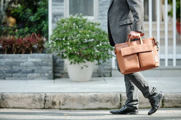 Onherkenbare Zakenman Grijs Pak Draagt Aktetas Terwijl Hij Straat Loopt — Stockfoto