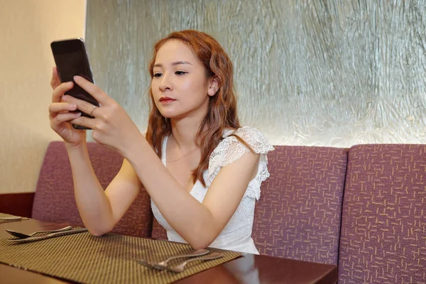 Mooie Jonge Vrouw Zitten Cafe Tafel Het Controleren Van Toepassing — Stockfoto