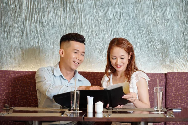 Joven Pareja Alegre Sentada Mesa Del Restaurante Leyendo Menú Eligiendo —  Fotos de Stock