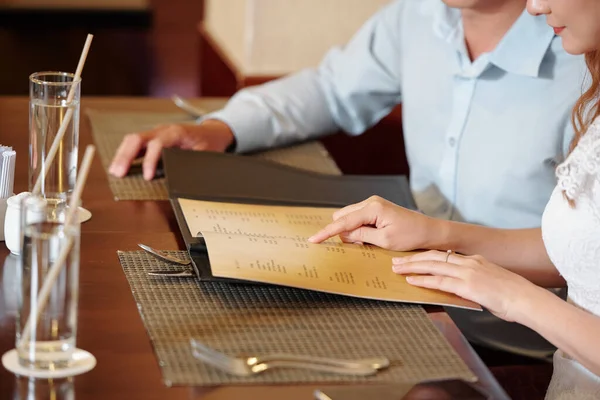 Immagine Ravvicinata Una Giovane Donna Che Legge Menu Dice Fidanzato — Foto Stock