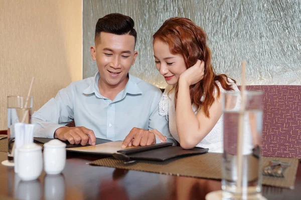 Sorrindo Jovem Namorado Namorada Sentado Mesa Restaurante Menu Leitura Antes — Fotografia de Stock