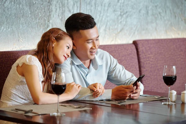 Hermosa Pareja Joven Amor Pasar Tiempo Restaurante Que Esperan Por —  Fotos de Stock