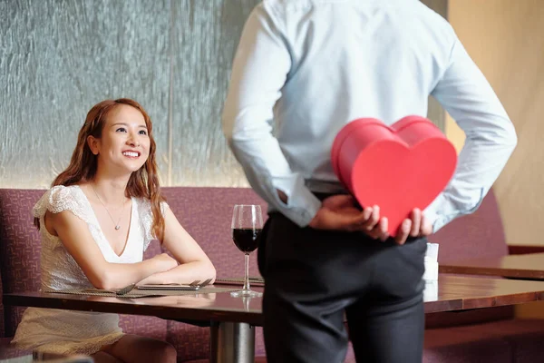 Femeie Încântată Zâmbind Uită Iubitul Care Stă Masa Restaurantului Ascunde — Fotografie, imagine de stoc