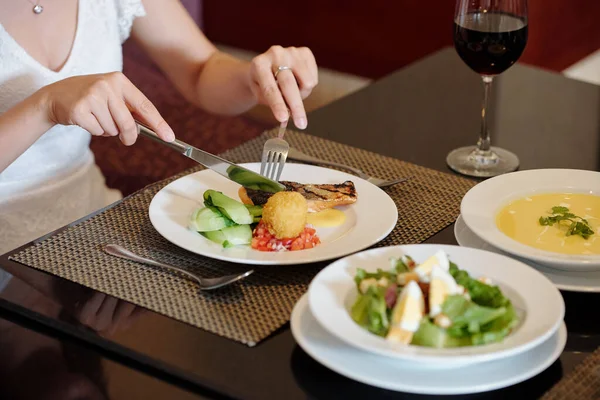 Close Obraz Kobiety Coraz Smażone Ryby Warzywa Lunch Eleganckiej Restauracji — Zdjęcie stockowe