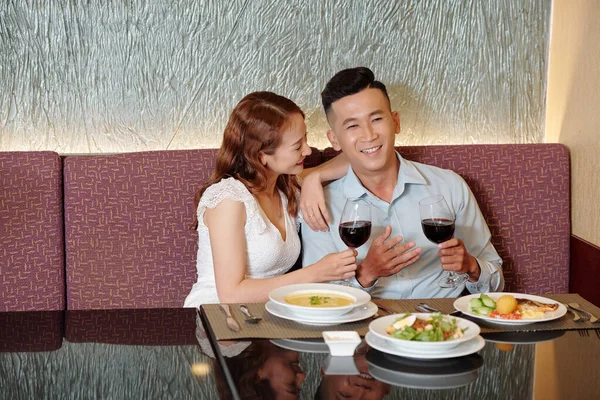 Young Couple Enjoying Good Wine Conversation Fancy Restaurant — Stock Photo, Image