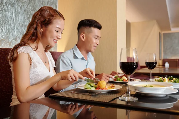 Glückliches Junges Paar Genießt Leckeres Abendessen Schickem Restaurant — Stockfoto