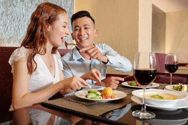 Feliz Sorrindo Jovem Alimentando Namorada Com Pedaço Carne Seu Prato — Fotografia de Stock