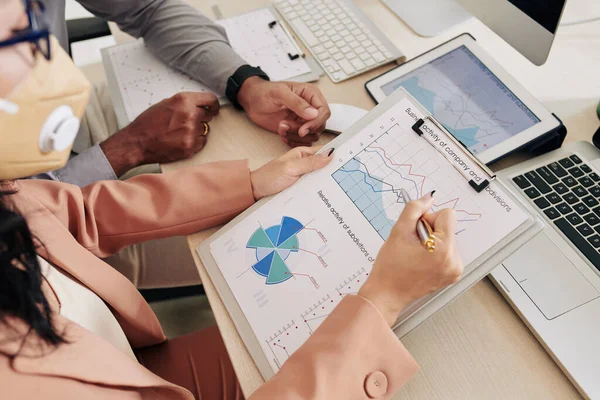 Mani Colleghi Lavoro Che Analizzano Grafici Con Attività Business Delle — Foto Stock