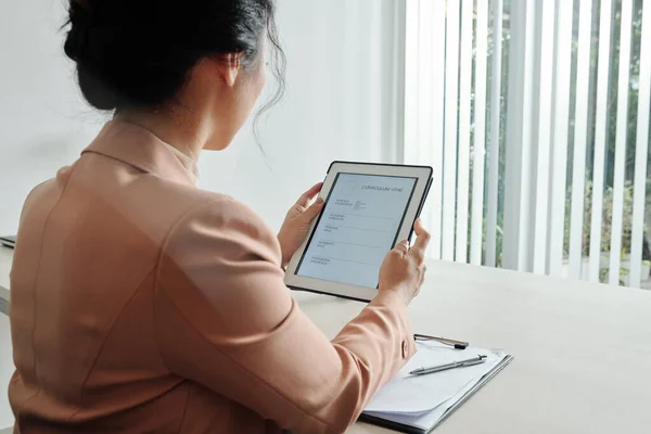 Jovem Mulher Preenchendo Forma Computador Tablet Vista Parte Trás — Fotografia de Stock