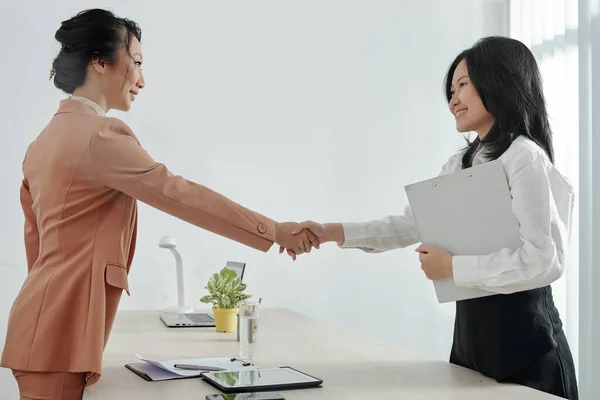 Sonriente Joven Solicitante Empleo Empresa Gerente Recursos Humanos Estrechando Mano —  Fotos de Stock