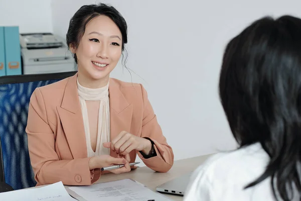 Beautiful Smiling Manager Talking Applicant Conducting Job Interview — Stock Photo, Image