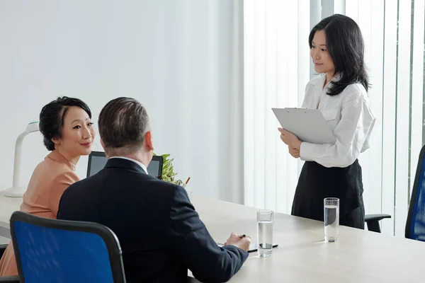 Grupo Empresarios Reunidos Sala Reuniones Para Discutir Problemas Formas Desarrollo — Foto de Stock