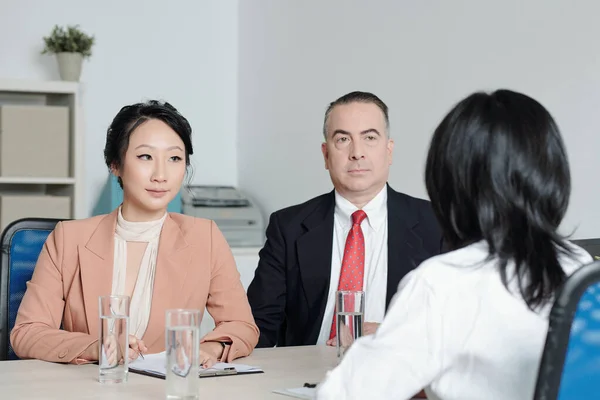 Serieuze Personeelsmanager Bedrijfsleider Gesprek Met Sollicitant Tijdens Sollicitatiegesprek — Stockfoto