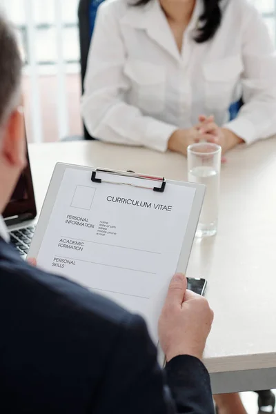 Gerente Recursos Humanos Lendo Currículo Vitae Mulheres Candidatas Fazendo Perguntas — Fotografia de Stock