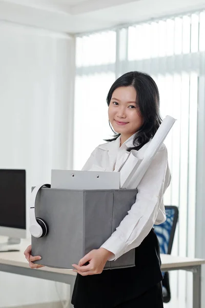 Sorrindo Linda Jovem Transportando Caixa Pertences Para Seu Novo Local — Fotografia de Stock