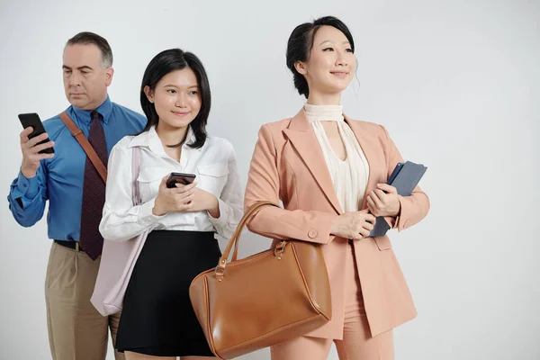 Gelukkig Trotse Jonge Zakenvrouw Staan Met Tablet Computer Haar Collega — Stockfoto