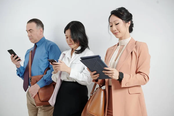 Personas Negocios Pie Lectura Mensajes Correo Electrónico Artículos Línea Varios —  Fotos de Stock