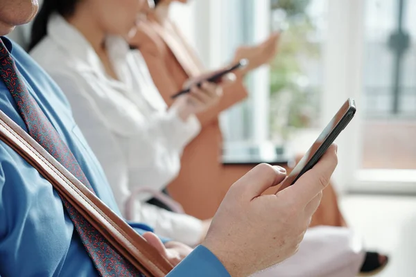 Nahaufnahme Eines Reifen Geschäftsmannes Der Der Warteschlange Auf Dem Büroflur — Stockfoto