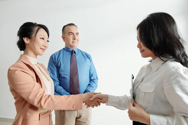 Vänliga Leende Affärsmän Hälsar Och Skakar Hand Med Nya Medarbetare — Stockfoto