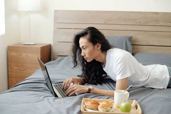 Sérieux Jeune Vietnamien Moderne Shirt Blanc Travaillant Avec Ordinateur Portable — Photo