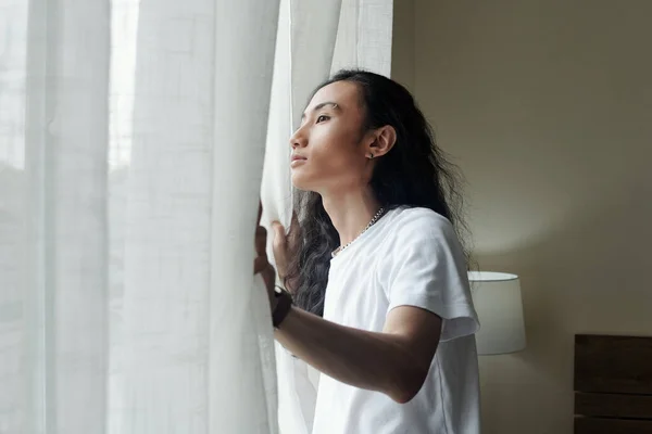 Zufriedener Junger Vietnamese Mit Welligem Haar Öffnet Vorhänge Während Hotel — Stockfoto