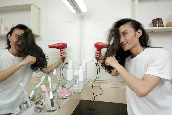 Glimlachende Jonge Vietnamese Man Met Lang Haar Voor Spiegel Met — Stockfoto