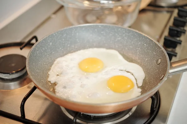 Close Panela Cozinhar Com Dois Ovos Fritos Cozinhar Fogão Cozinha — Fotografia de Stock