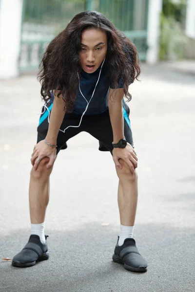 Erschöpfter Junger Vietnamesischer Läufer Mit Langen Haaren Hört Musik Über — Stockfoto