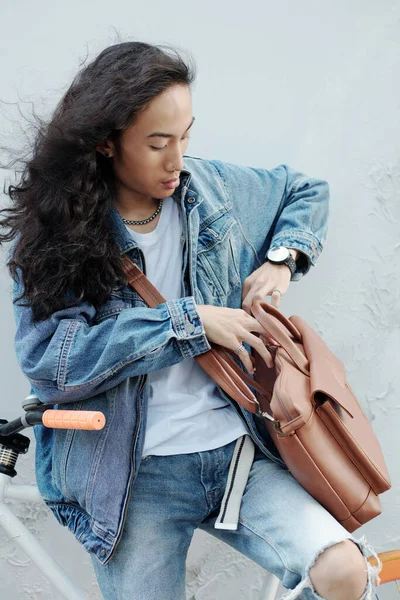 Ernste Junge Vietnamesische Studentin Mit Schönen Welligen Haaren Sitzt Auf — Stockfoto