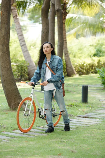 Joven Vietnamita Serio Denim Llevar Caminando Con Bicicleta Camino Parque — Foto de Stock