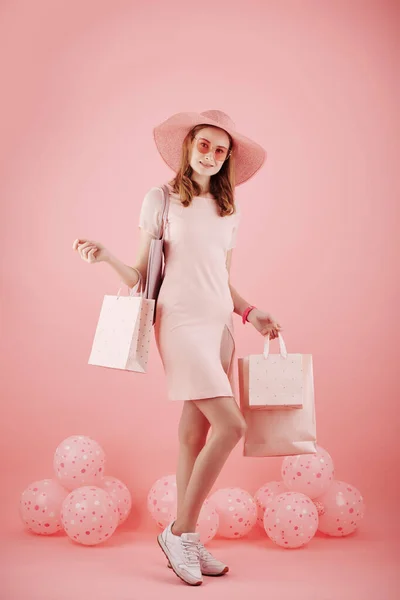 Portrait Pretty Smiling Young Woman Hat Pink Sunglasses Holding Shopping — Stock Photo, Image