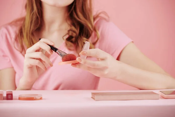 Imagen Cerca Mujer Aplicando Rubor Compacto Rosa Con Pincel Sintético — Foto de Stock