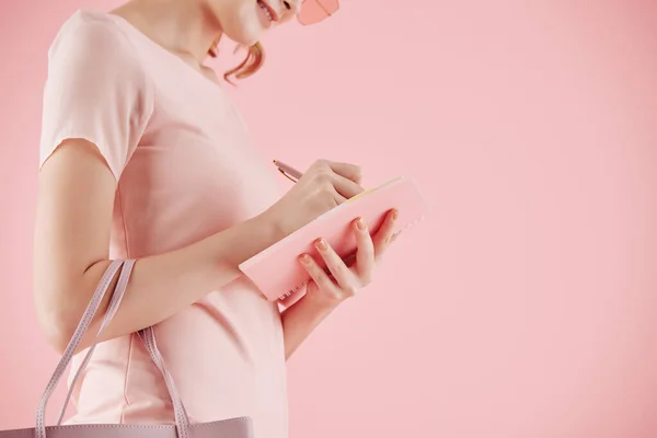 Обрезанный Образ Улыбающейся Молодой Предпринимательницы Розовом Платье Пишущей Свои Мысли — стоковое фото