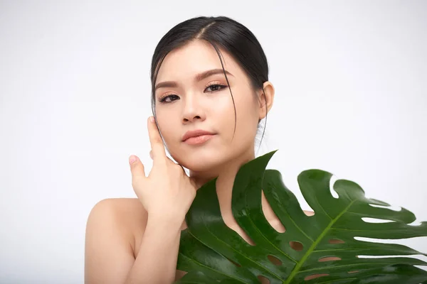 Vrouw aanraken haar vlekkeloze huid — Stockfoto