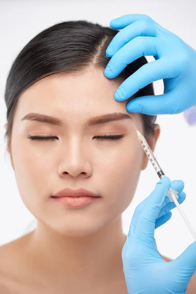 Femme recevant des injections de Botox — Photo