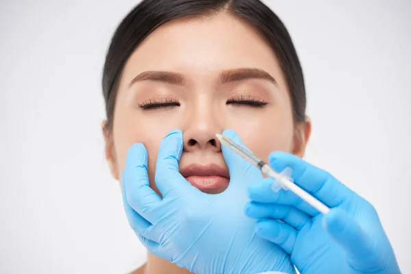 Frau bekommt nicht-chirurgische Nasenkorrektur — Stockfoto