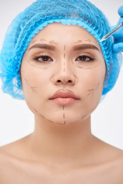 Vrouw die Botox-injectie krijgt — Stockfoto