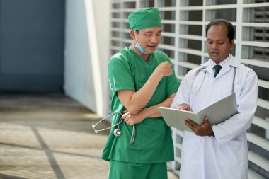 Doktorlar Hasta Verilerini Tartışıyor