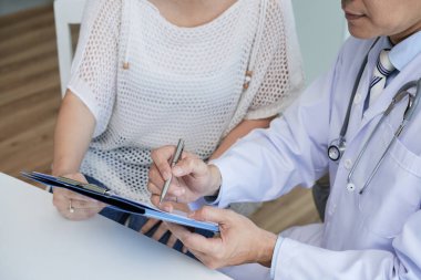 Doktor ve Hasta Anamneziyi Tartışıyor