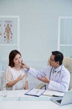 Hasta boynundaki şişlikten şikayetçi.