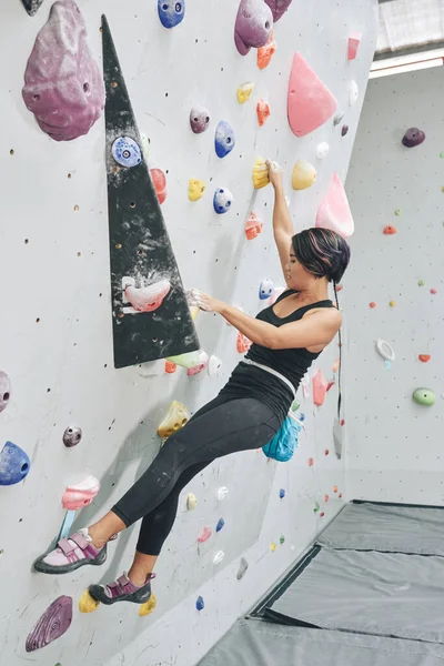 Kvinna klättring utan Auto Belay enheter — Stockfoto