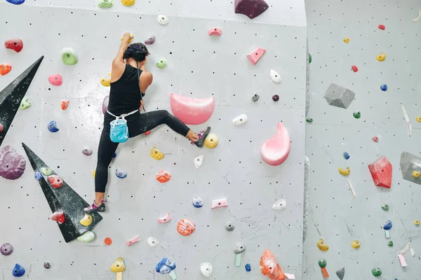 Ajuste atleta escalando hasta Bouldering Wall — Foto de Stock