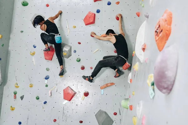 Casal jovem escalada juntos — Fotografia de Stock