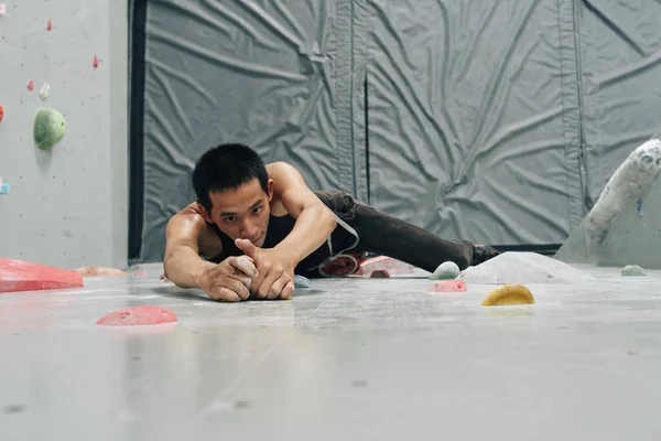 Sterke man klimmend naar boven Bouldering Wall — Stockfoto