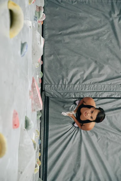 Ajuste escalador motivado — Fotografia de Stock