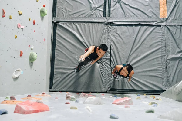 Moniteur de mur d'escalade Parler à une femme — Photo